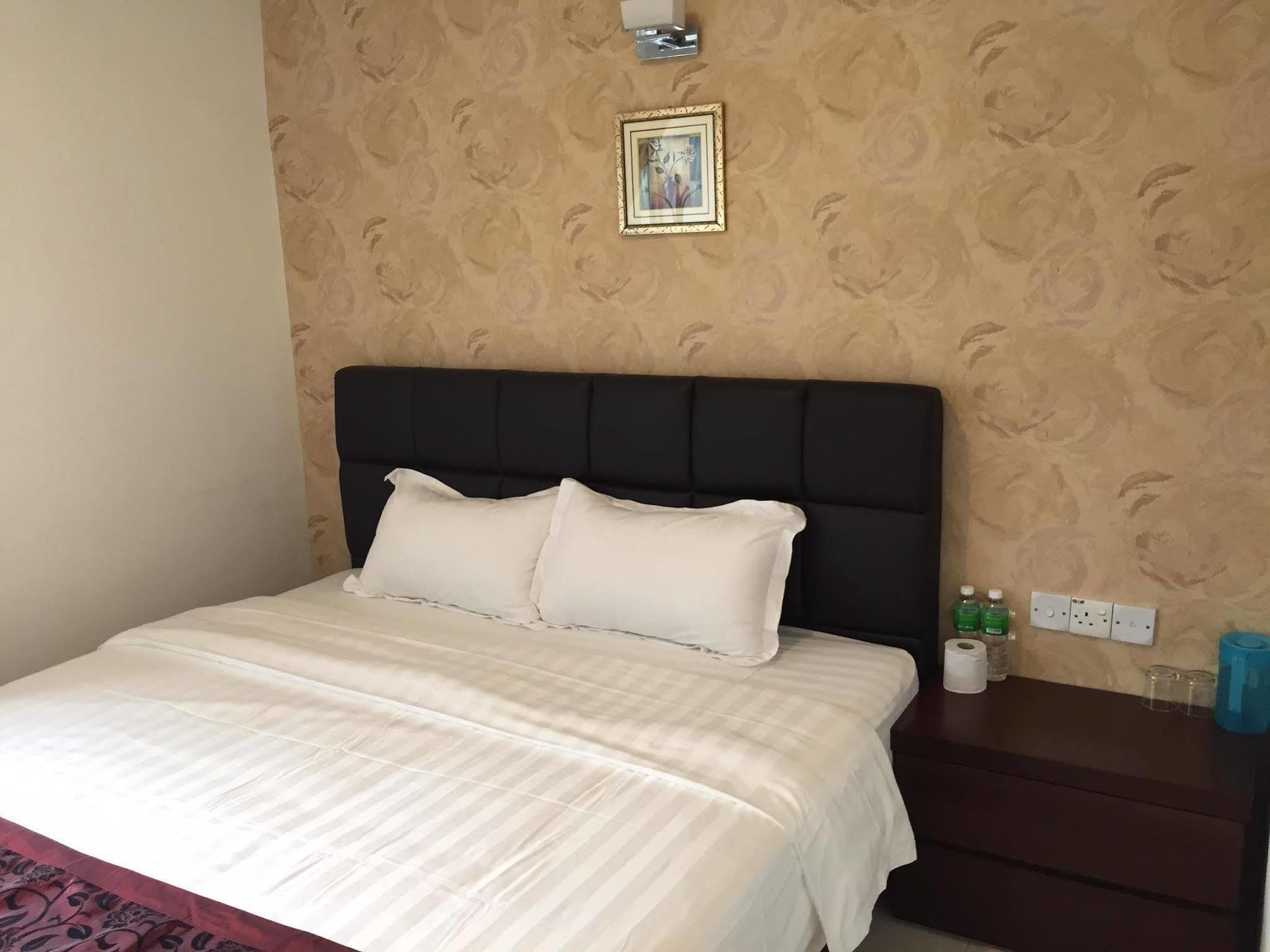 Havona Hotel - Taman Tropika Кулаи Экстерьер фото