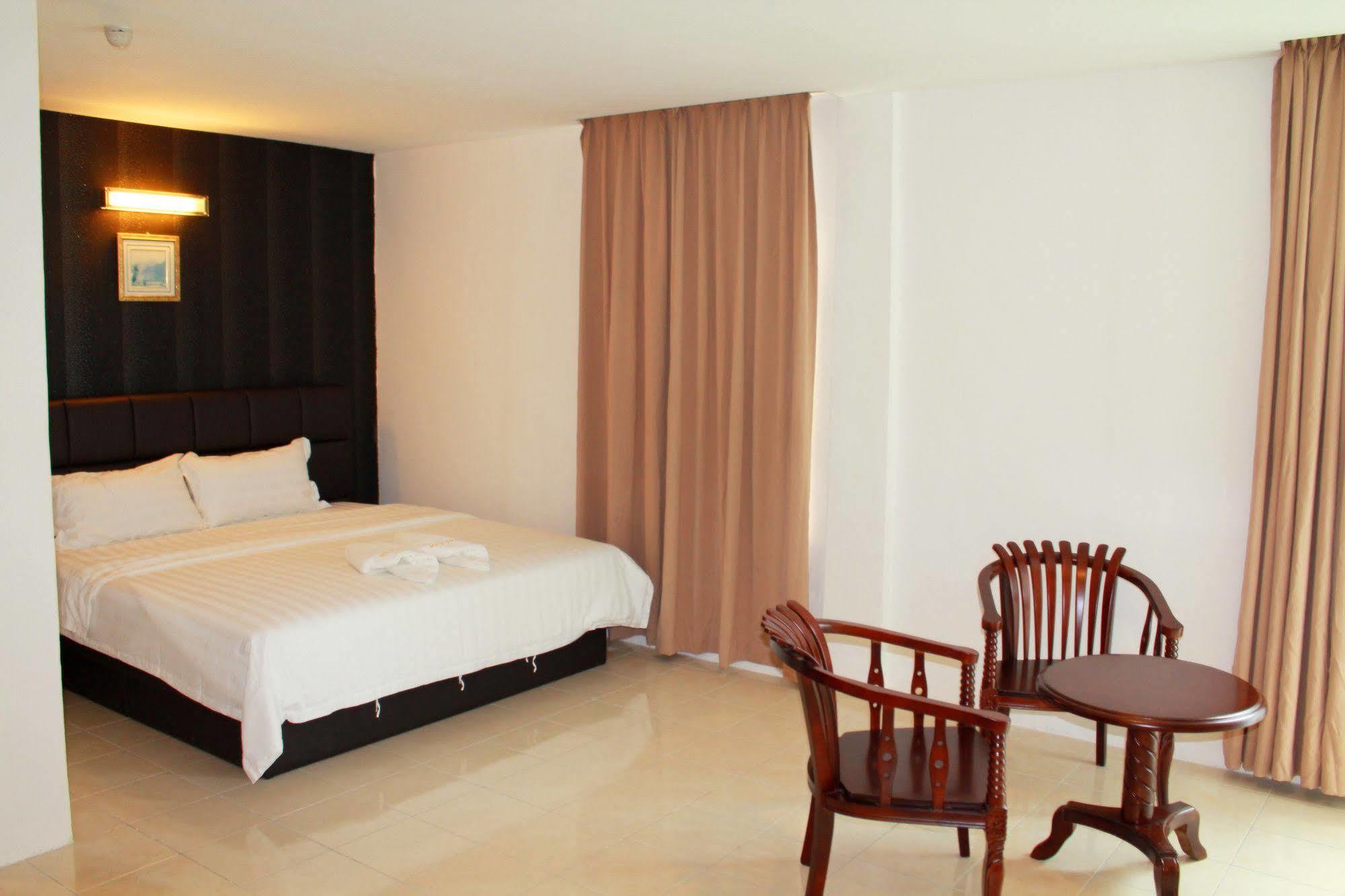 Havona Hotel - Taman Tropika Кулаи Экстерьер фото